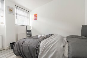 Stylish 4BR Home WiFi FreeParking