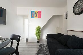 Stylish 4BR Home WiFi FreeParking