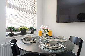 Stylish 4BR Home WiFi FreeParking