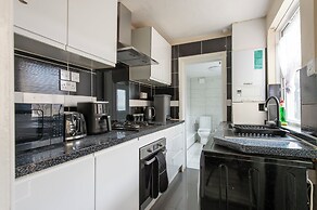 Stylish 4BR Home WiFi FreeParking