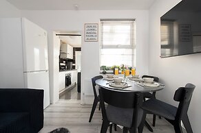 Stylish 4BR Home WiFi FreeParking