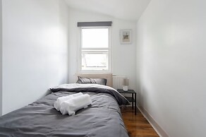 Stylish 4BR Home WiFi FreeParking