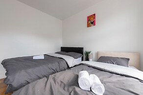Stylish 4BR Home WiFi FreeParking
