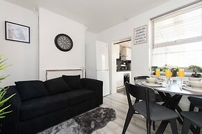 Stylish 4BR Home WiFi FreeParking