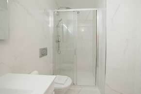 Amazing Riverview Apartment w Pool by Vacationy