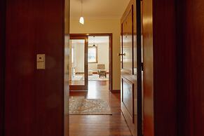 Botanic Garden Terrace Apartment by Vacationy