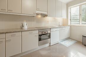 Botanic Garden Terrace Apartment by Vacationy