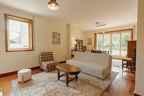 Botanic Garden Terrace Apartment by Vacationy
