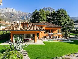 Lakefront Serenity Villa With Pool