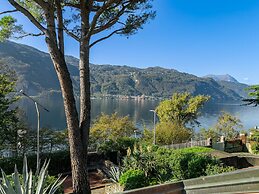 Lakefront Serenity Villa With Pool