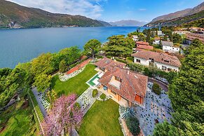 Lakefront Serenity Villa With Pool