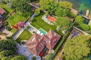 Lakefront Serenity Villa With Pool