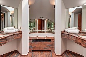 Lakefront Serenity Villa With Pool