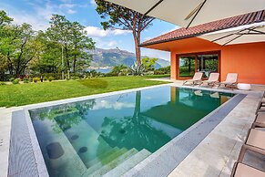 Lakefront Serenity Villa With Pool