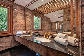 Lakefront Serenity Villa With Pool