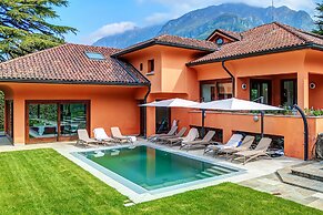 Lakefront Serenity Villa With Pool