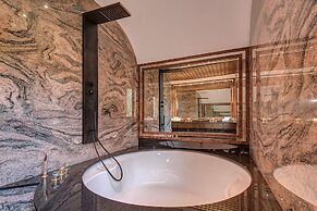 Lakefront Serenity Villa With Pool