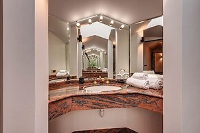 Lakefront Serenity Villa With Pool