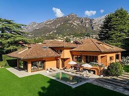 Lakefront Serenity Villa With Pool