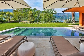 Lakefront Serenity Villa With Pool