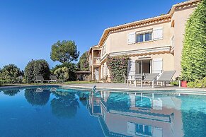 Quiet House With Pool