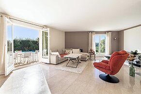 Quiet House With Pool