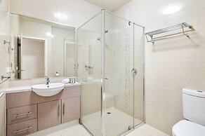 Bright 2-bed Flat With Balcony in Kensington