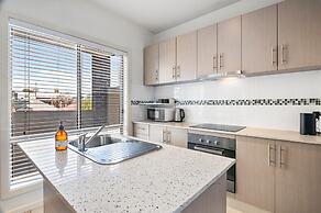 Bright 2-bed Flat With Balcony in Kensington
