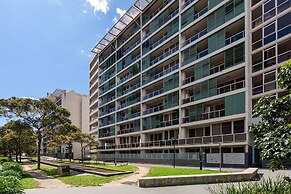 Inner-city Stay With Pool and Gym Access