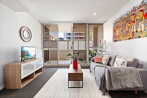Inner-city Stay With Pool and Gym Access