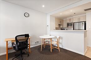 Inner-city Stay With Pool and Gym Access