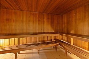 Inner-city Stay With Pool and Gym Access