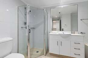 Inner-city Stay With Pool and Gym Access