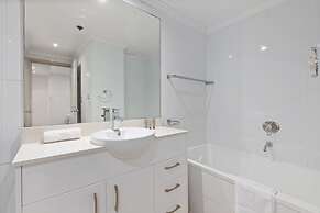 Inner-city Stay With Pool and Gym Access
