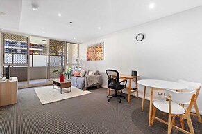 Inner-city Stay With Pool and Gym Access