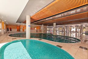 Inner-city Stay With Pool and Gym Access
