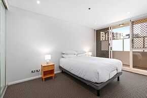 Inner-city Stay With Pool and Gym Access