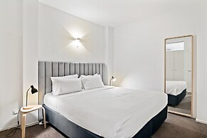 Modern, Renovated Apartment in Melbourne CBD