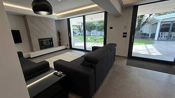 Coco Noir Luxury Villa