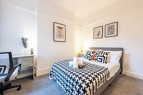 Spacious 4-Bedroom House with Garden