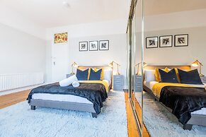 Spacious 4-Bedroom House with Garden