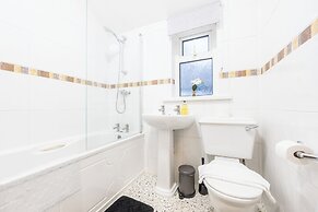 Spacious 4-Bedroom House with Garden