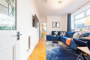 Spacious 4-Bedroom House with Garden