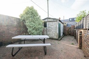 Spacious 4-Bedroom House with Garden