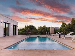 PanStel Luxury Villas - pools & jacuzzi