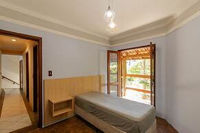 Casa com Piscina Sal o de Jogos e Churrasqueira