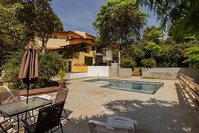 Casa com Piscina Sal o de Jogos e Churrasqueira