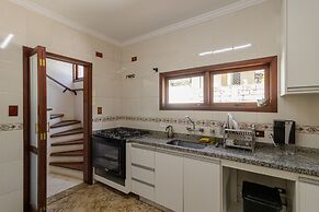 Casa com Piscina Sal o de Jogos e Churrasqueira