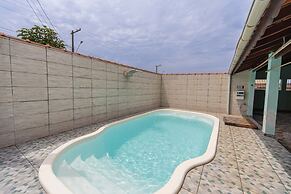 Casa com Piscina e Garagem a 550m da Praia
