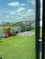 Peravi Suites at the Signature